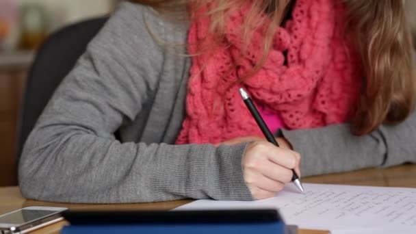 Femme dans un bureau avec stylo écrit sur papier sur le lieu de travail — Video