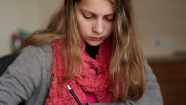 Женщина в офисе с ручкой на бумаге на рабочем месте — стоковое видео