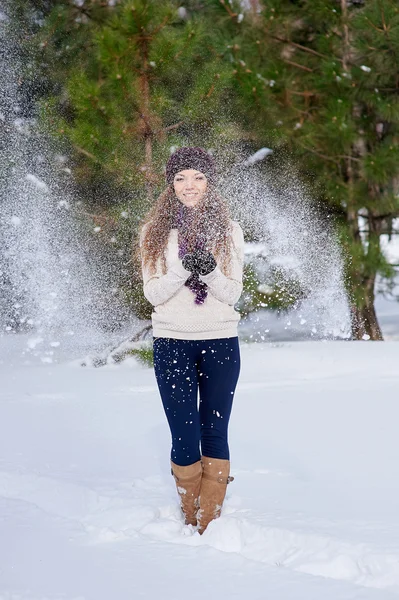 Bela mulher brincando no parque no inverno — Fotografia de Stock