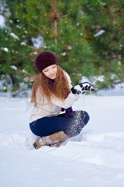 Bella donna che gioca nel parco in inverno — Foto Stock