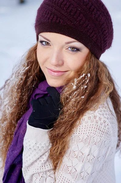 Portrait of a beautiful woman in a hat outdoors in winter — Stock Photo, Image