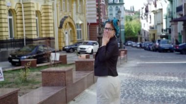 kadın gözlük sürpriz bir yüz yapar