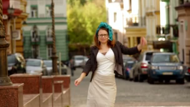 Χαρούμενα μόδας γυναίκα πηγαίνει τρελό κάνοντας αστεία γκριμάτσα και χορό — Αρχείο Βίντεο