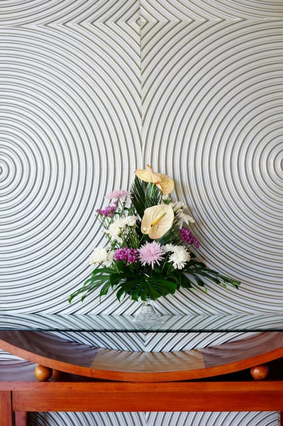 Beautiful bouquet of flowers in a vase on the table on round background — Stock Photo, Image