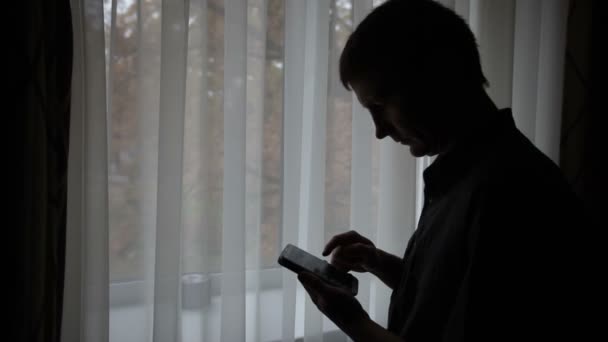 Hombre de negocios de oficina hablando por teléfono por la ventana — Vídeos de Stock