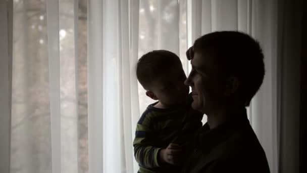 Pai feliz segurando seu filho em mãos — Vídeo de Stock