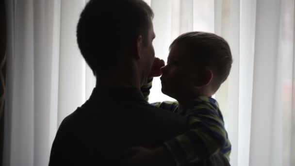 Gelukkig vader houdt van zijn zoon op handen — Stockvideo