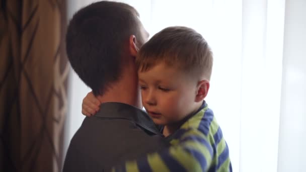 Ευτυχής πατέρας κρατώντας το γιο του στα χέρια — Αρχείο Βίντεο