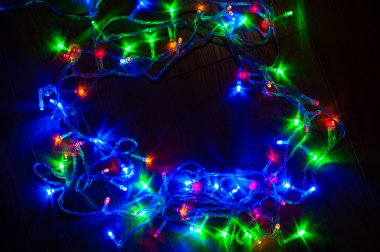 Noel için koyu renk arka plan üzerinde renkli Noel ışık