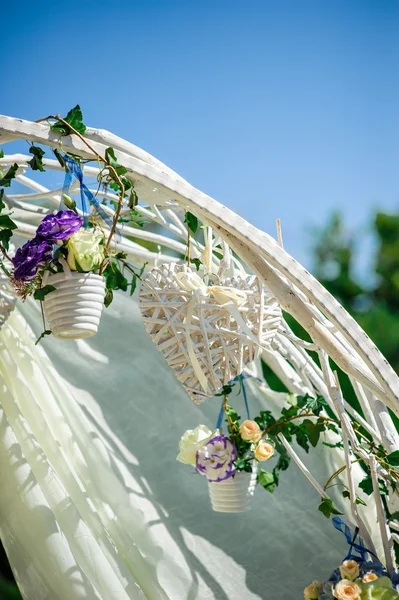 Bonito coração de decoração de casamento e flores no arco — Fotografia de Stock