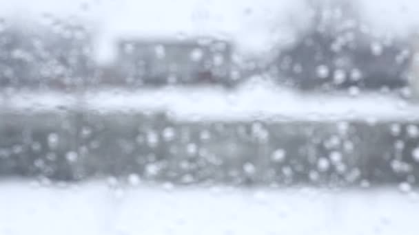 Visão turva da janela com gotas de chuva — Vídeo de Stock