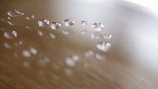bulles d'eau en forme de cœur sur fond en bois 