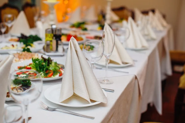 Slavnostní svatební stůl pro hostinu v restauraci — Stock fotografie