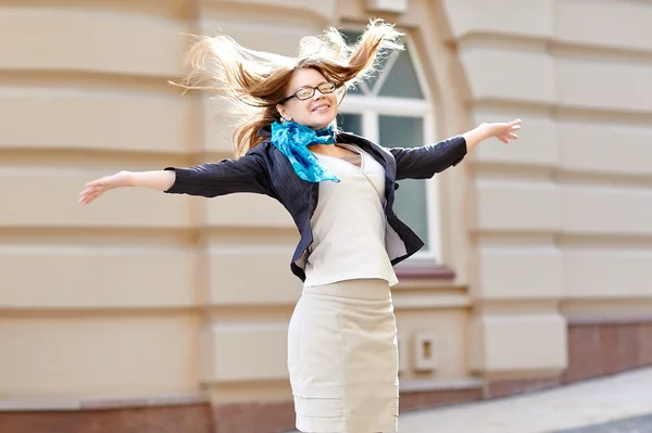 Glückliche Frau springt vor Freude in der Stadt — Stockfoto