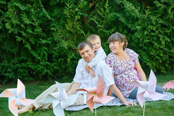 Jeune famille lors d'un pique-nique dans le parc d'été — Photo
