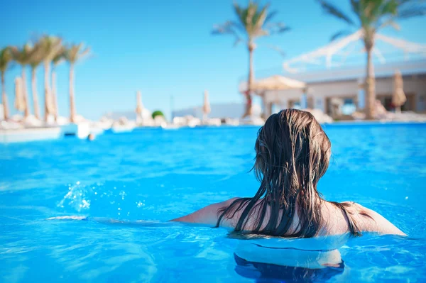 파란 수영장에서 물에 젊은 여자 — 스톡 사진