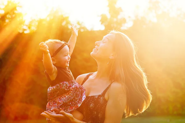 Mãe e filha adorável no parque ensolarado — Fotografia de Stock