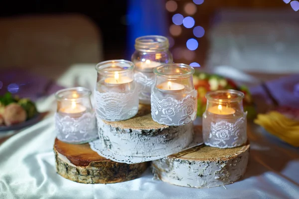 Beautiful wedding decoration on banquet table — Stock Photo, Image