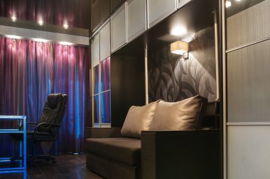 güzel iç bir gardırop ve bir kanepe ve çalışma alanı