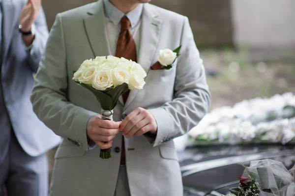 Damat Düğün buket beyaz gül tutan — Stok fotoğraf