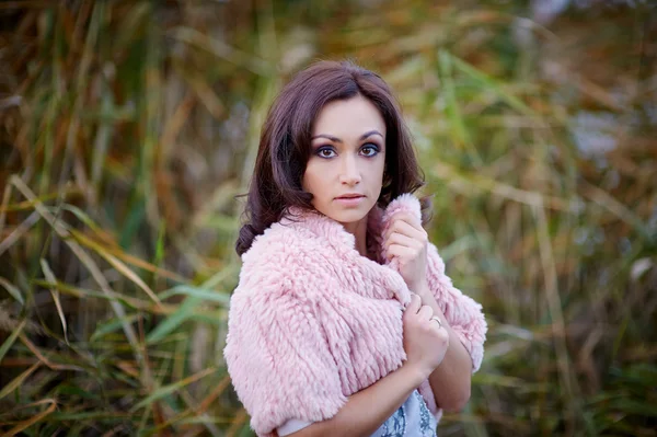 Açık moda portre çekici şehvetli genç şık Bayan moda kazak giyiyor — Stok fotoğraf