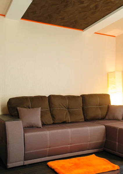 Modernes braunes Sofa im Innenraum — Stockfoto