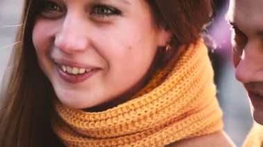 güzel genç kadın birine yakın söz