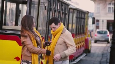 Genç çift şehir tramvay yakınındaki eski kesiminde yürüme