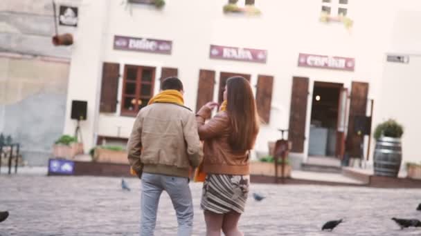 Молодая пара влюбленных прогуливается по старому городу Львову — стоковое видео