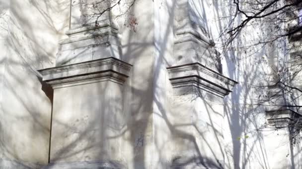 Piękne białe kolumny świątyni we Lwowie — Wideo stockowe