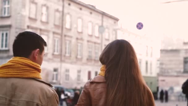 Young couple in love walking through the old city of Lviv — Stock Video