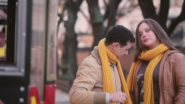 Pareja joven caminando en el casco antiguo de la ciudad cerca del tranvía — Vídeos de Stock