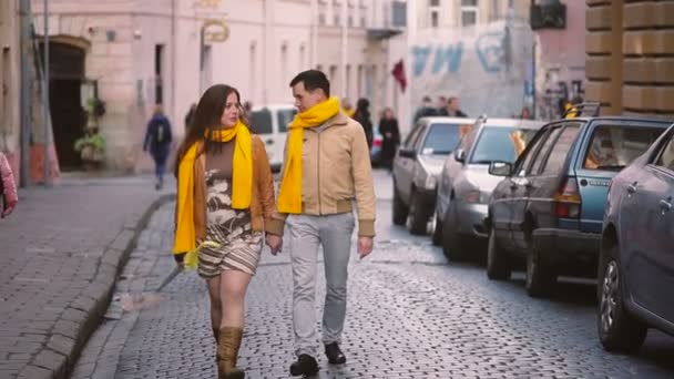 Young couple in love walking through the old city of Lviv — Stock Video