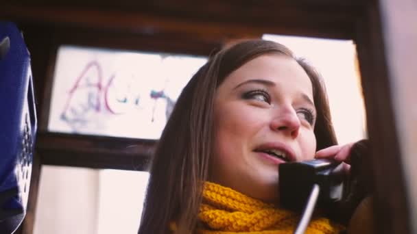 예쁜 젊은 여 자가 전화 부스에서 전화 통화 — 비디오