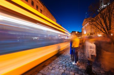 Hareketli bir gece sahne içinde Lviv tramvay. Yavaş çekim hızı