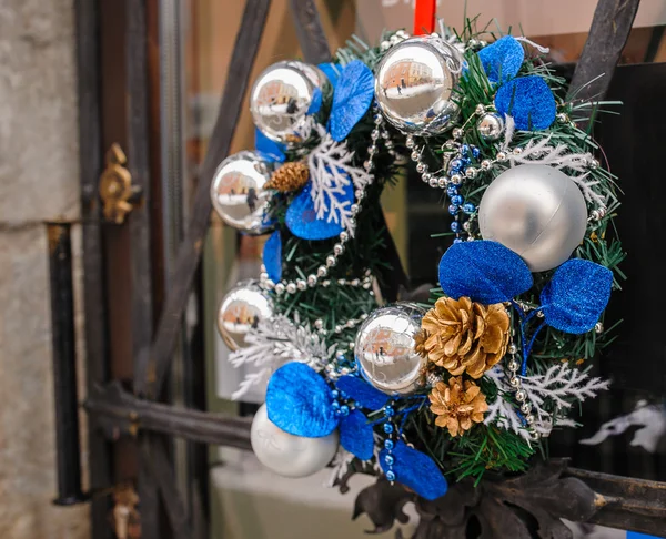 Wreath decoration at door for Christmas holiday — Stock Photo, Image