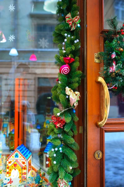 Grillige decoratie aan de deur voor kerstvakantie — Stockfoto