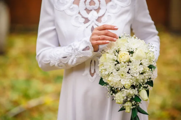 Noiva segurando lindo buquê de casamento branco — Fotografia de Stock