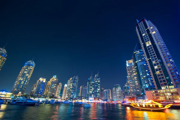 Dubai - 30 Kasım 2013: Dubai Marina manzarası. Dubai Yat Limanı gökdelenler. Gece görünümü — Stok fotoğraf