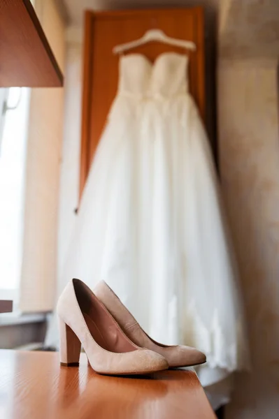 Hermosos zapatos de novia blancos y vestido en el dormitorio de lujo —  Fotos de Stock