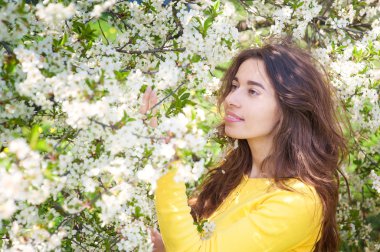 çiçekli ağaç yakın duran genç güzel kadın