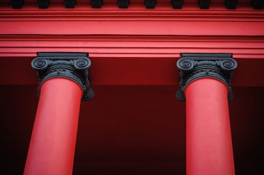 eski kırmızı binanın çatı destekleyen iki güzel kırmızı sütun ayrıntılarını