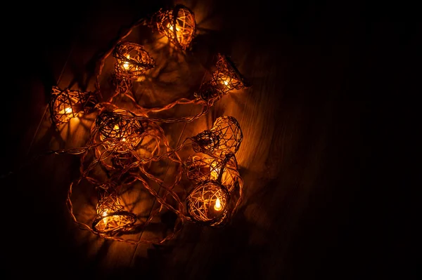 Lumières de Noël fond guirlandes dans la nuit — Photo