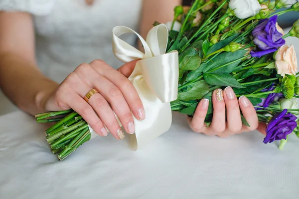 花嫁は美しい結婚式の花束を保持 — ストック写真