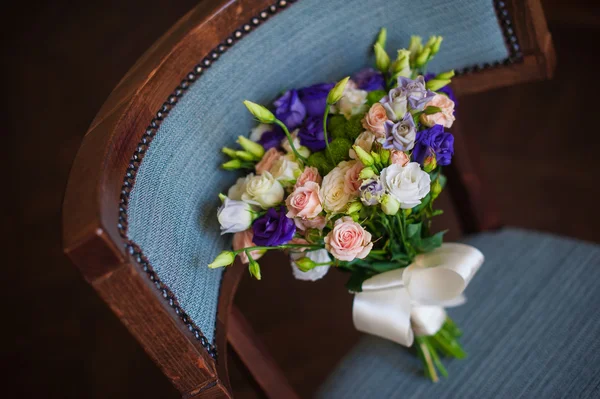 Beautiful bridal bouquet lying on the couch — Stock Photo, Image