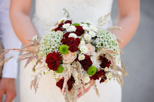 Sposa tenuta bel bouquet da sposa — Foto Stock