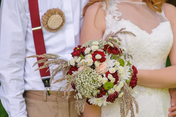 花嫁は美しい結婚式の花束を保持 — ストック写真