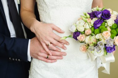 Gelin ve damadın ellerinde alyanslar