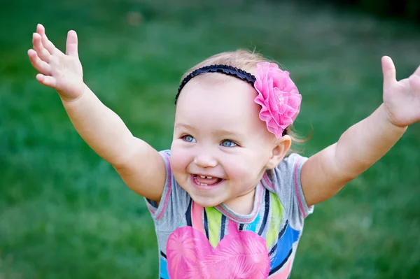 幸せな小さな女の子幸せな夏 — ストック写真