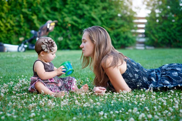 Mooi meisje wandelingen op het gras in de zomer met mijn m — Stockfoto